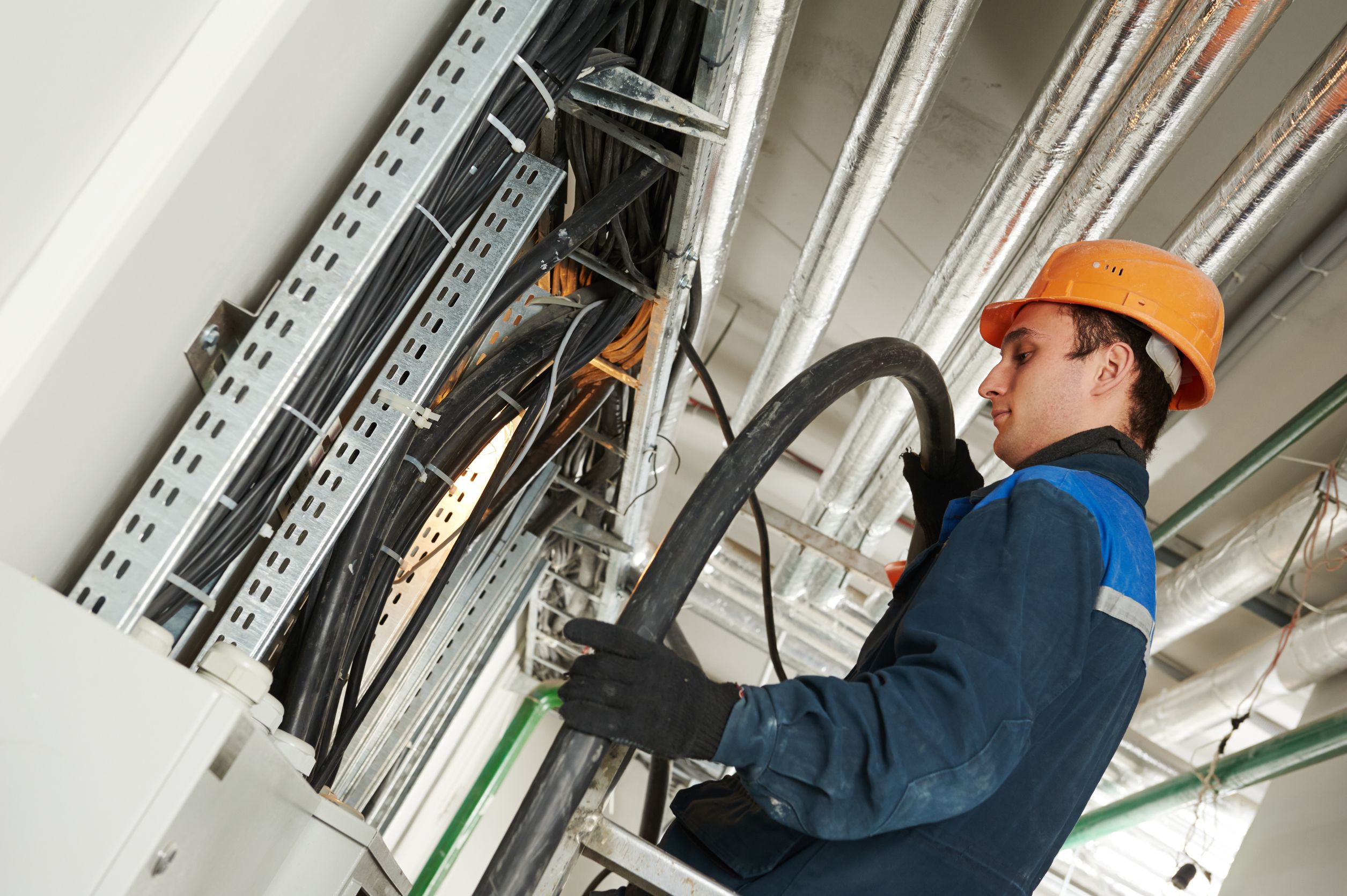 Instalación y canalización de redes eléctricas industriales.
